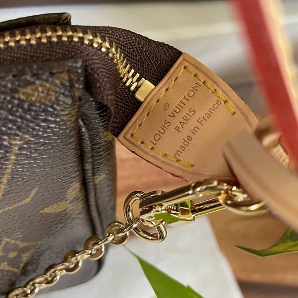 Prestine Vintage Authentic Louis Vuitton Pochette with Unbranded Chain Strap! - Picture 10 of 14